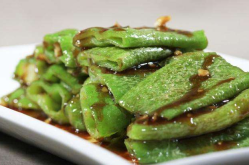 韩国小姐姐吃虎皮青椒,传统美食新演绎