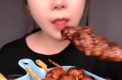 小姐姐吃牛肉丸变脸视频,小姐姐瞬间变身！