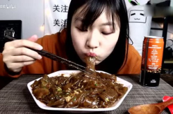小姐姐吃宽粉炸酱,小姐姐的独特美味演绎
