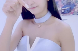 小姐姐比心照片,小姐姐的温暖魅力定格